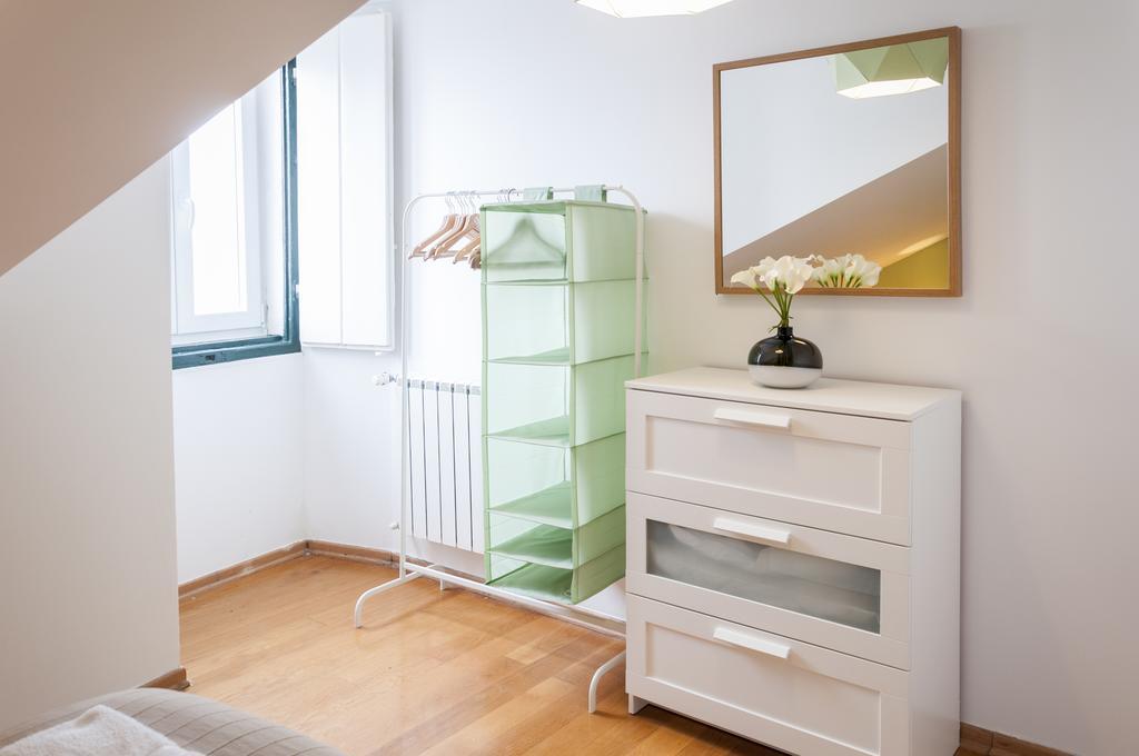 Contemporary Lisbon Apartment In Historical Chiado エクステリア 写真